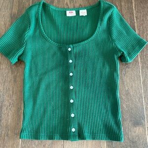 Levi’s green tee